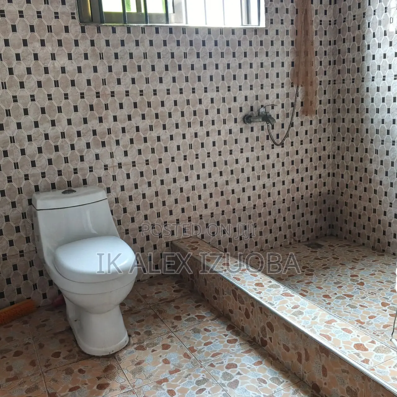 6bdrm House in Behind Nanakrome., East Legon for rent