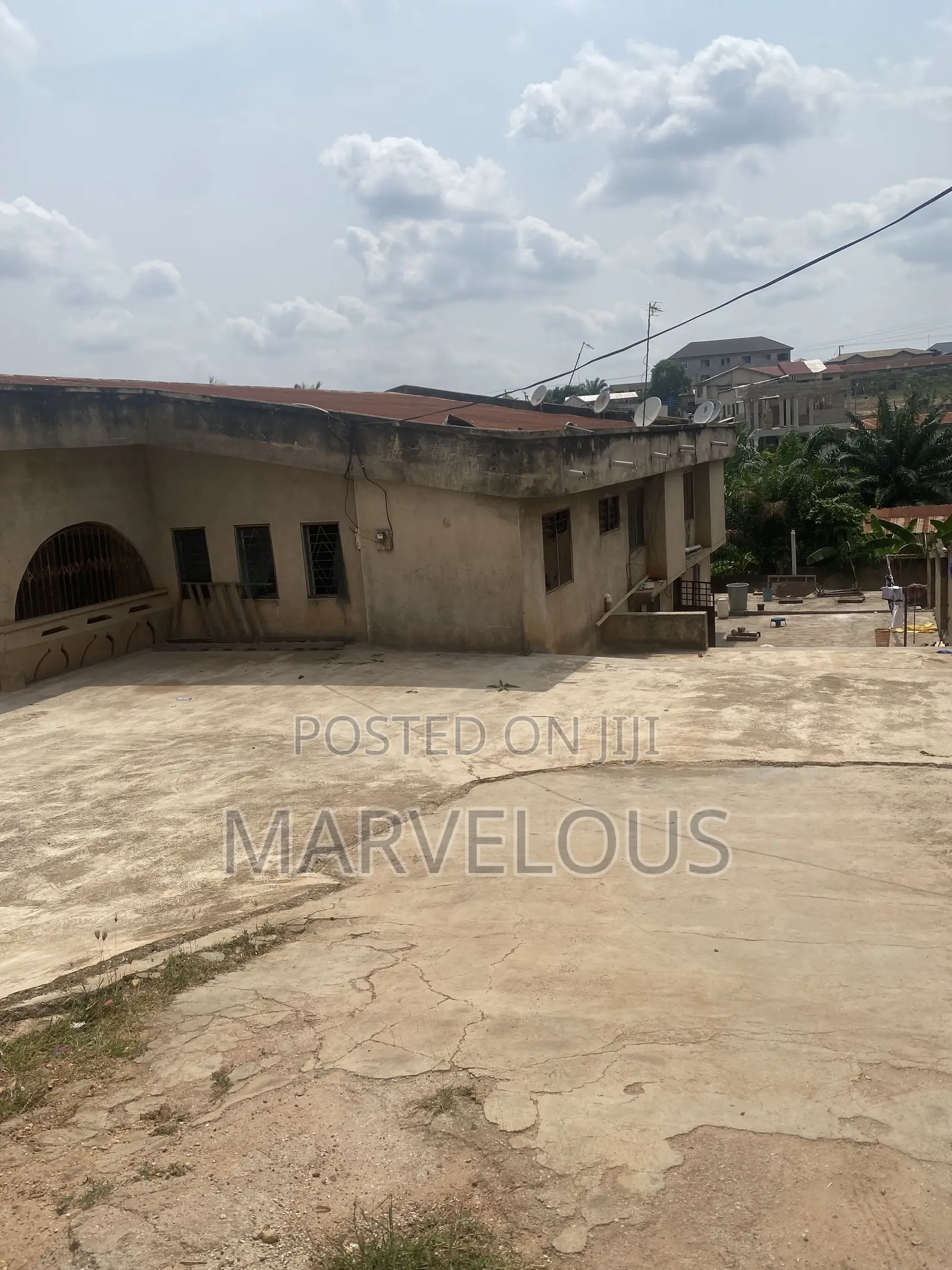15bdrm House in Kumasi Metropolitan for sale