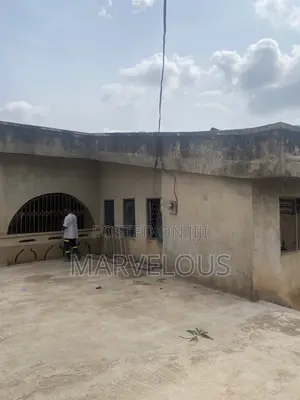15bdrm House in Kumasi Metropolitan for sale