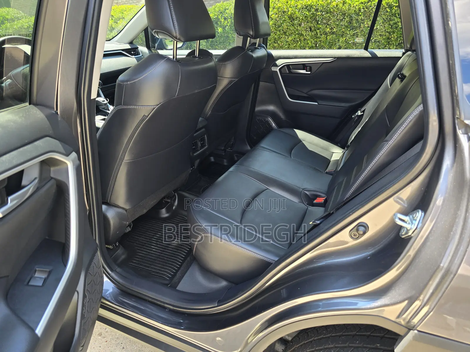 Toyota RAV4 XLE Premium AWD 2024 Gray