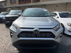 Toyota RAV4 XLE 2021 Silver