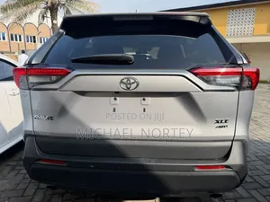 Toyota RAV4 XLE 2021 Silver