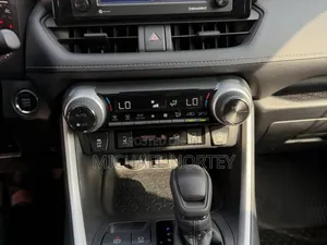 Toyota RAV4 XLE 2021 Silver