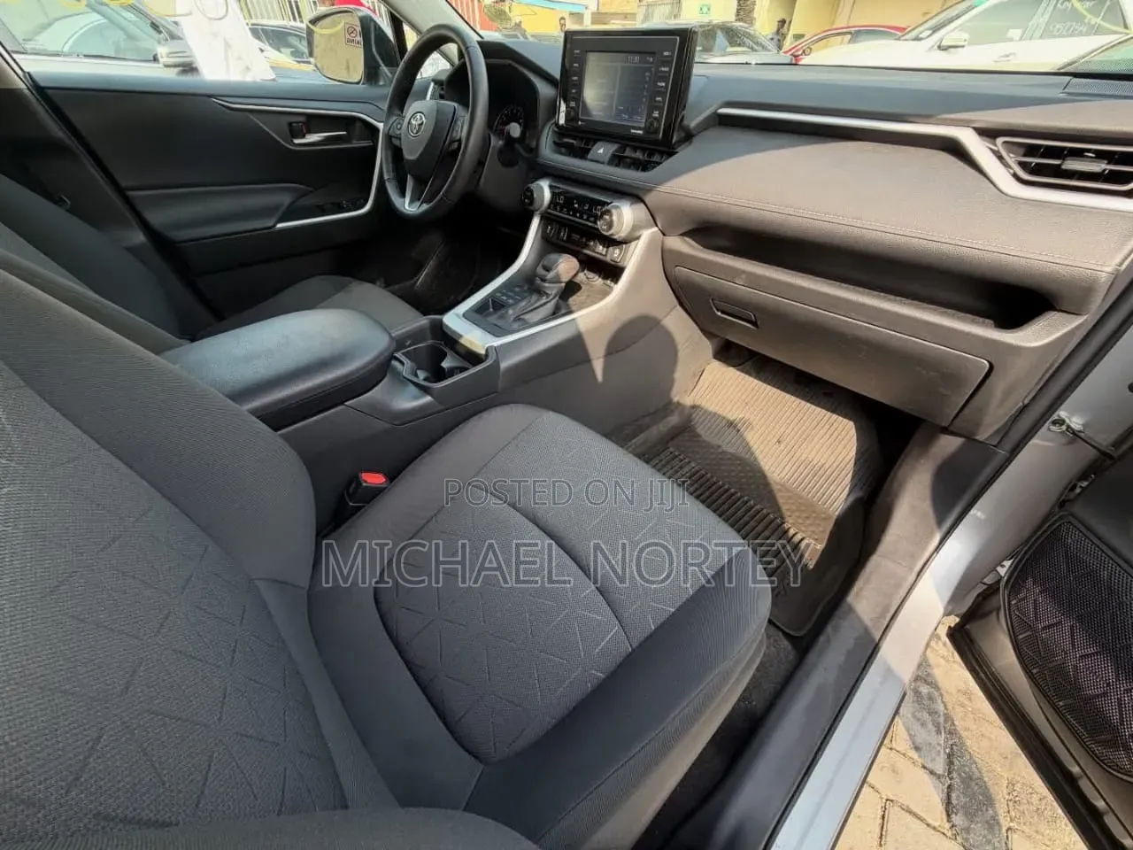 Toyota RAV4 XLE 2021 Silver