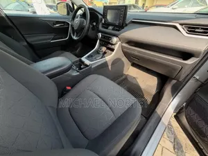 Toyota RAV4 XLE 2021 Silver