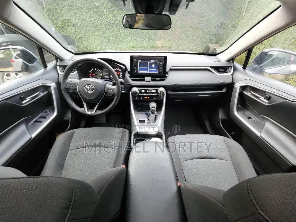 Toyota RAV4 XLE 2021 Silver