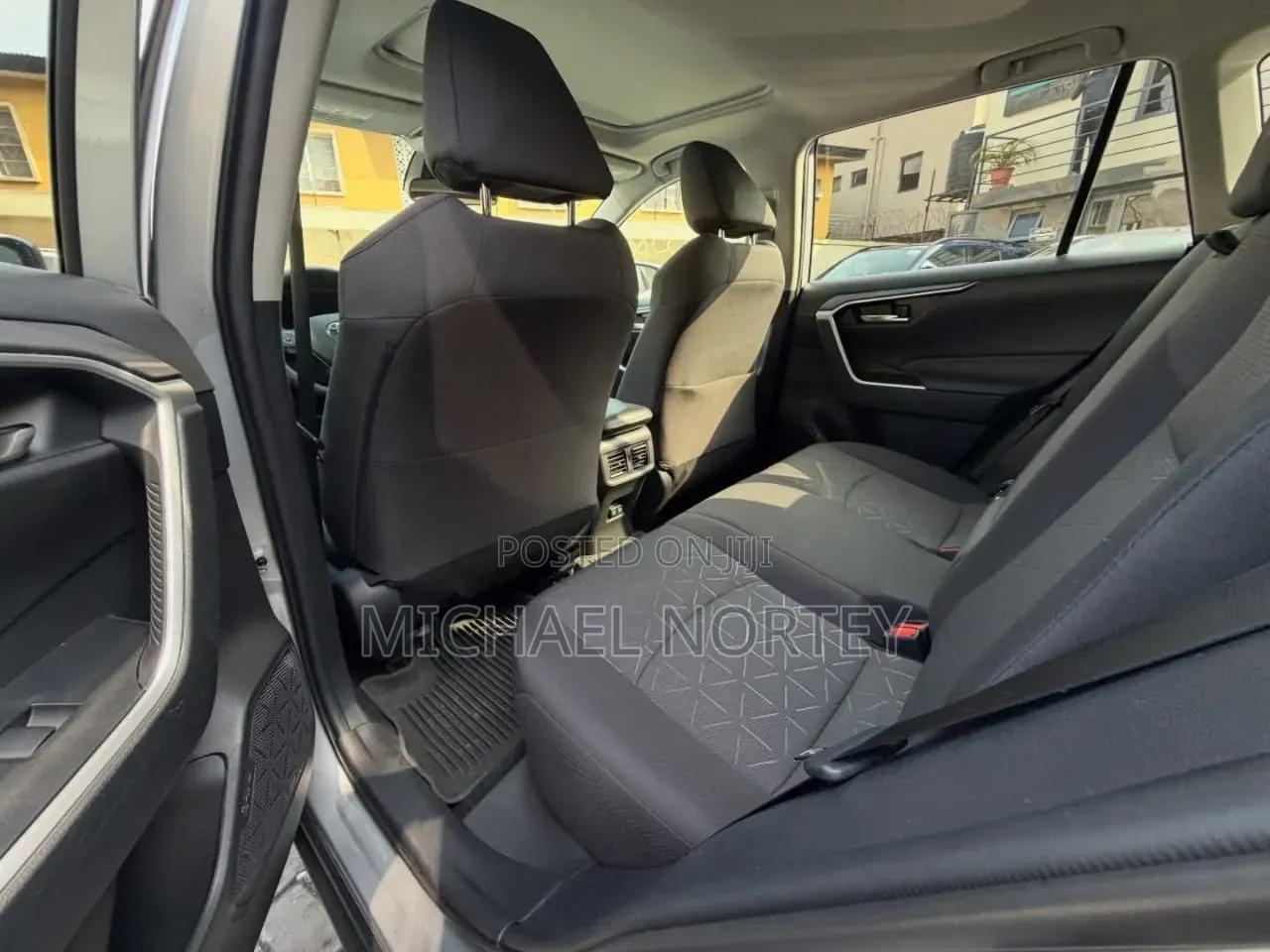 Toyota RAV4 XLE 2021 Silver