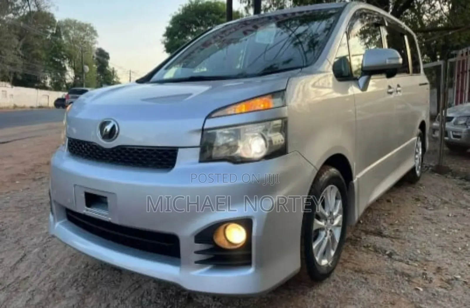 Toyota Voxy X 2WD 8-Seater 2012 Silver