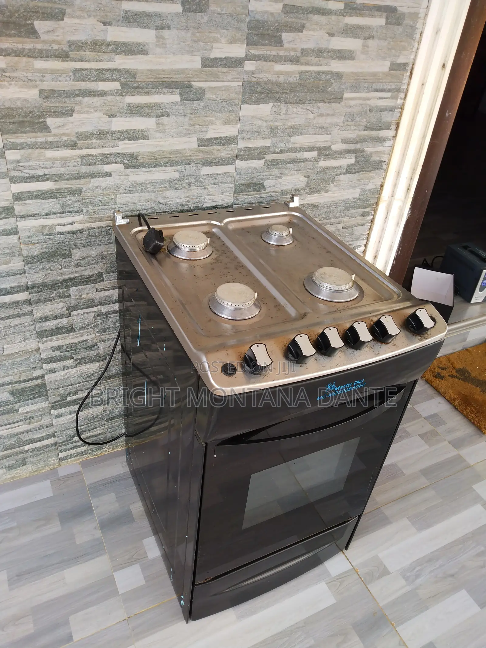 Used MasterChef MC- MD500B5060 4 Burner Gas Stove.