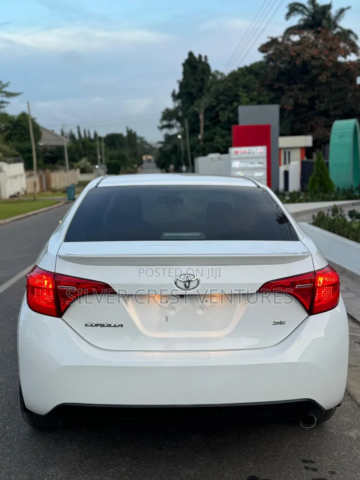 Toyota Corolla SE (1.8L 4cyl 2A) 2019 White