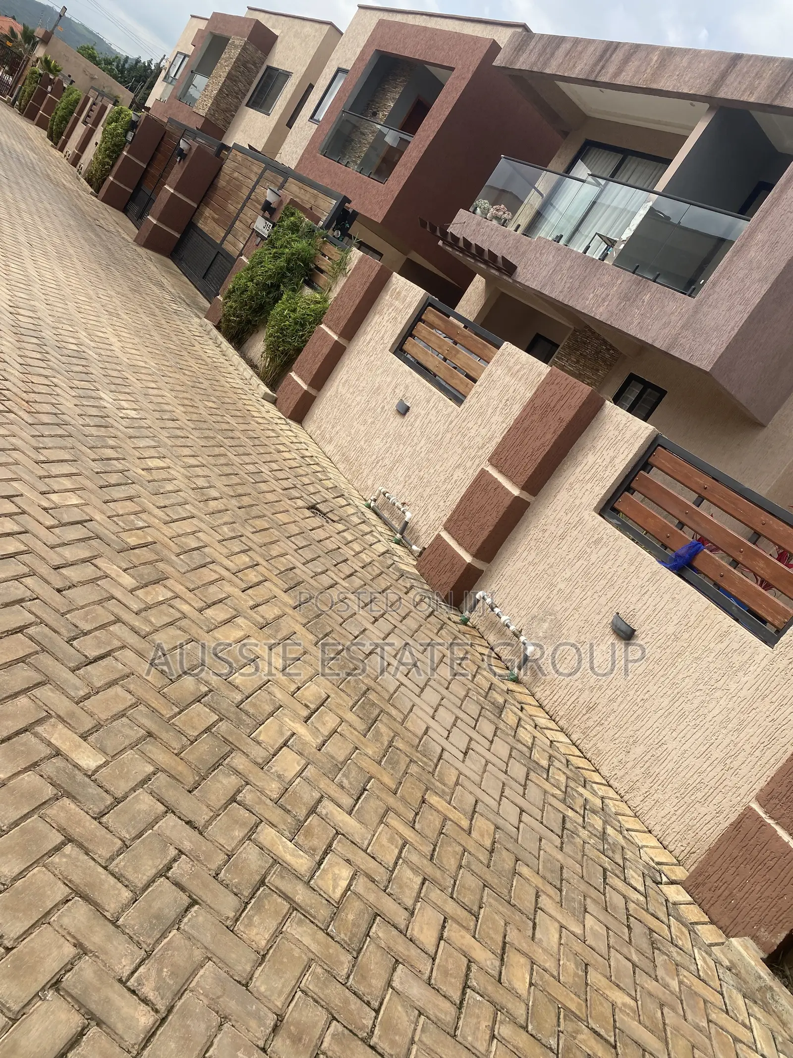 4bdrm Townhouse / Terrace in Aussie Estate, Oyarifa for rent