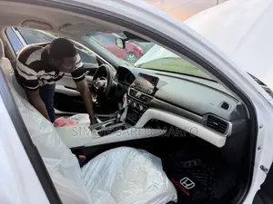 Honda Accord EX-L (2.0L 4cyl Turbo 10A) 2019 White