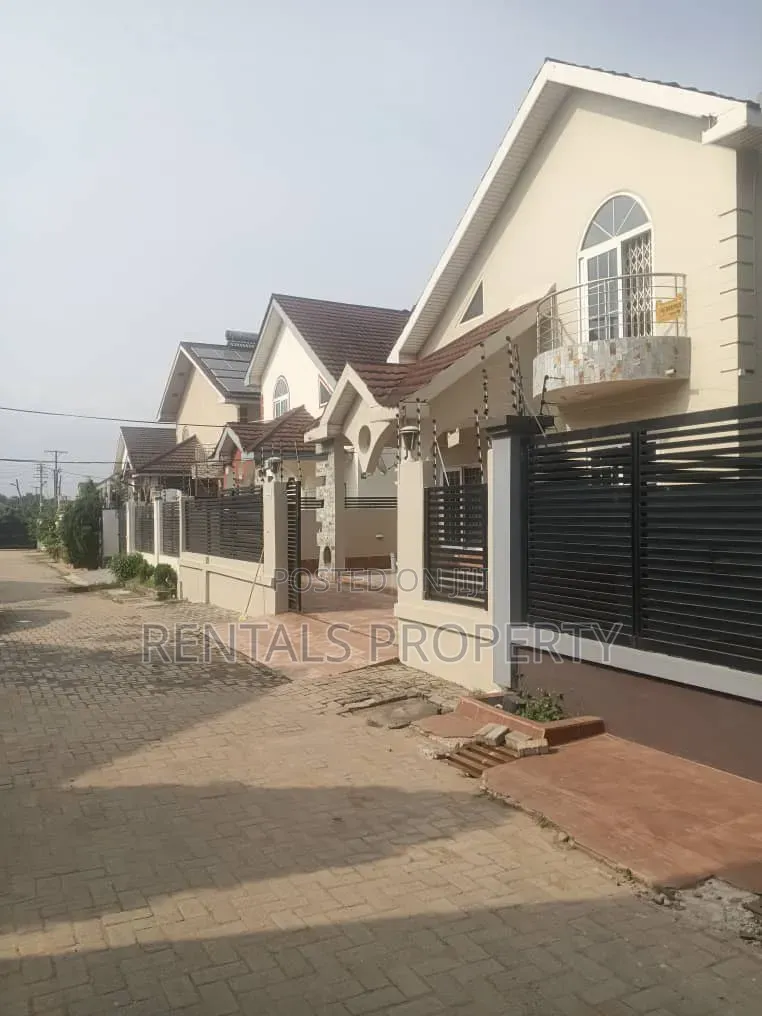 3bdrm Duplex in Estate for rent
