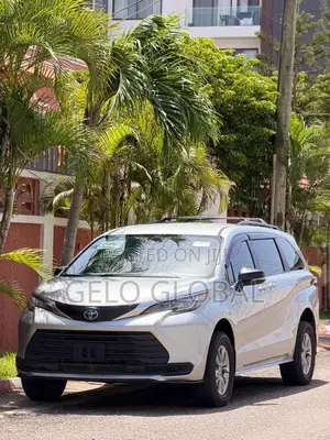 Toyota Sienna 2022 Silver