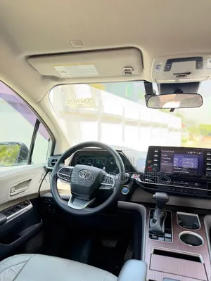 Toyota Sienna 2022 Silver
