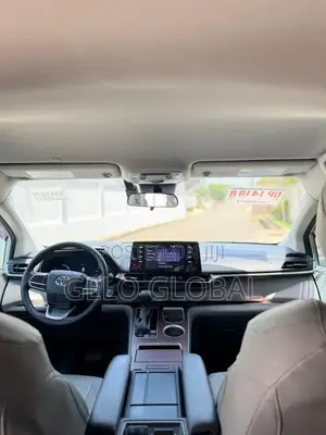 Toyota Sienna 2022 Silver