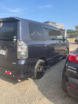 Toyota Voxy V 4WD 8-Seater 2013 Gray