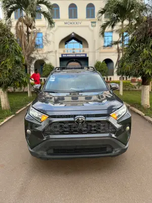 Toyota RAV4 XLE FWD 2019 Blue