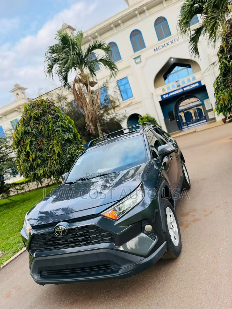 Toyota RAV4 XLE FWD 2019 Blue