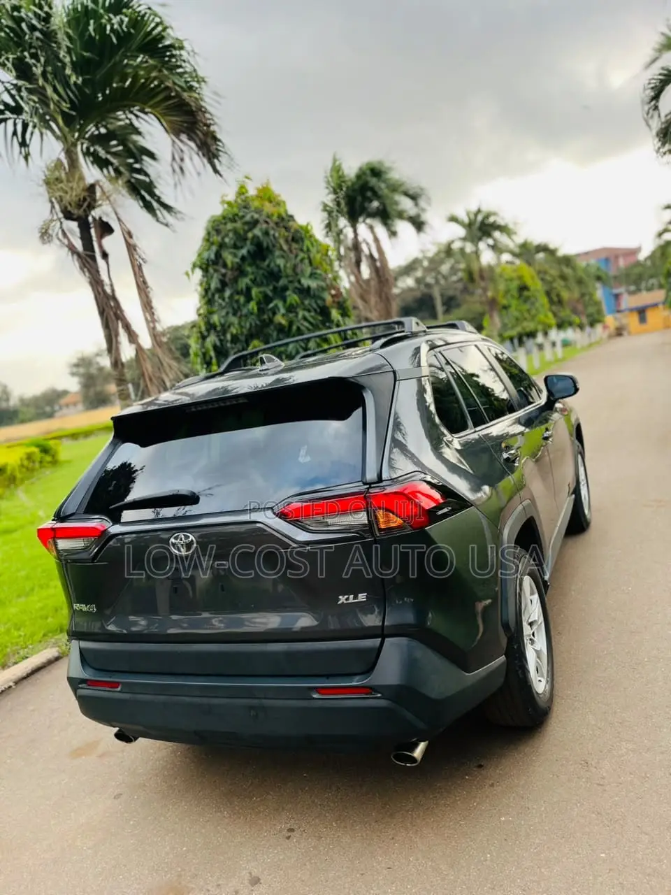 Toyota RAV4 XLE FWD 2019 Blue