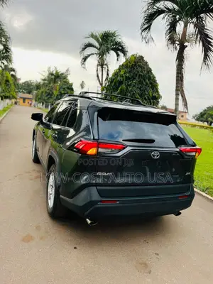 Toyota RAV4 XLE FWD 2019 Blue