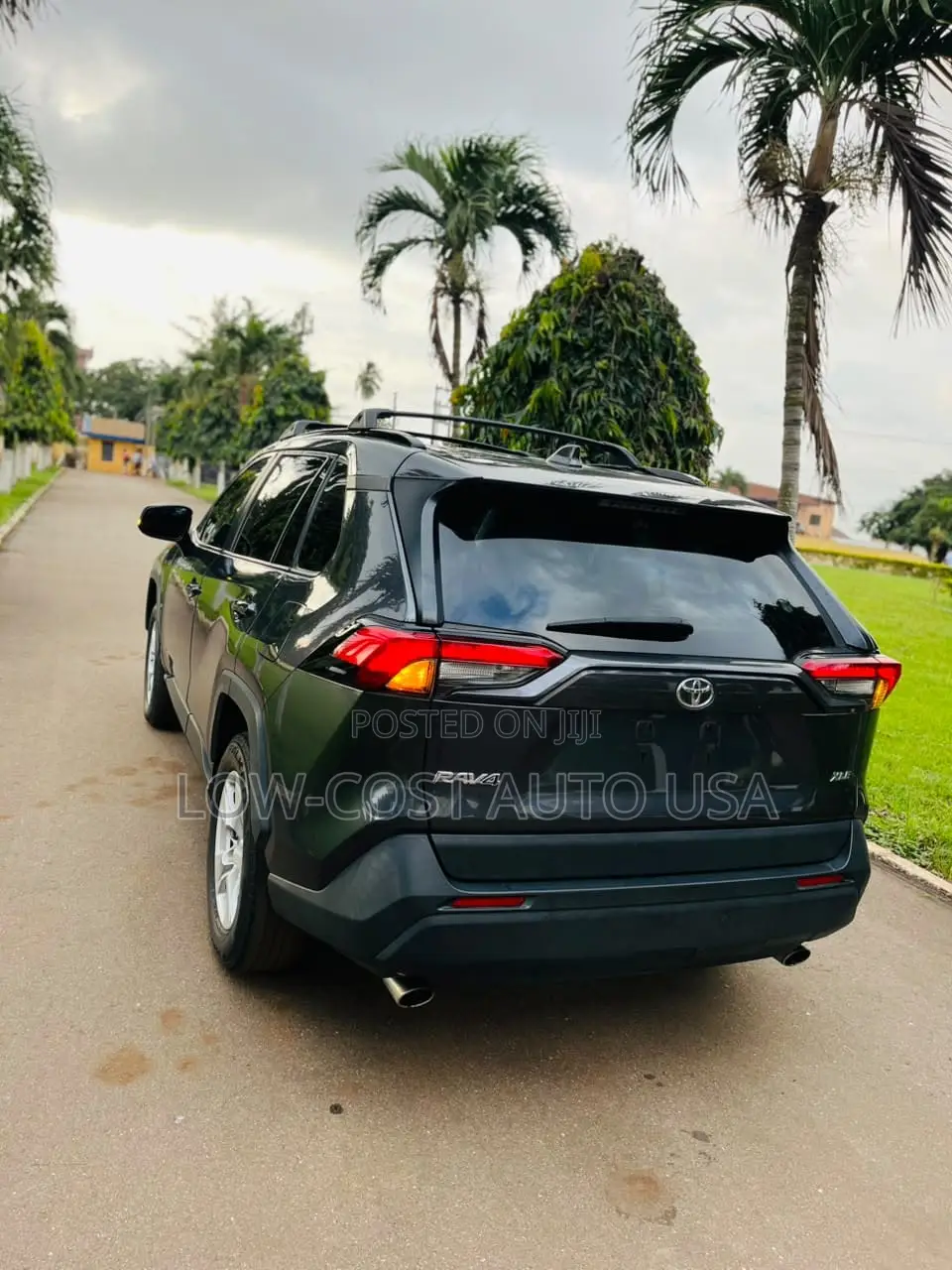 Toyota RAV4 XLE FWD 2019 Blue