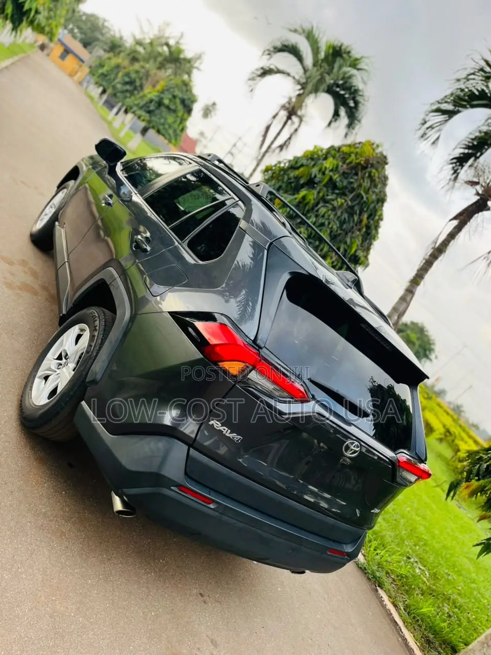 Toyota RAV4 XLE FWD 2019 Blue