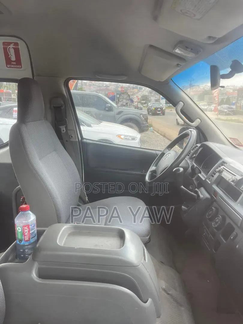Toyota HiAce 2017 White
