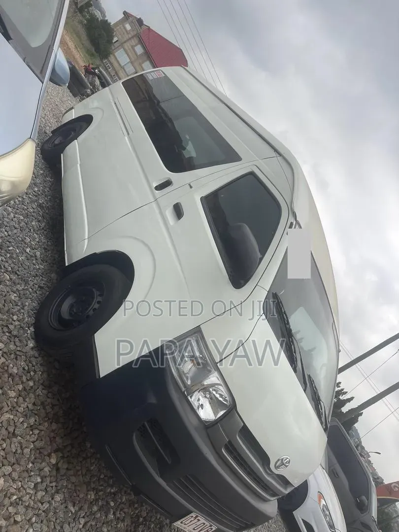 Toyota HiAce 2017 White