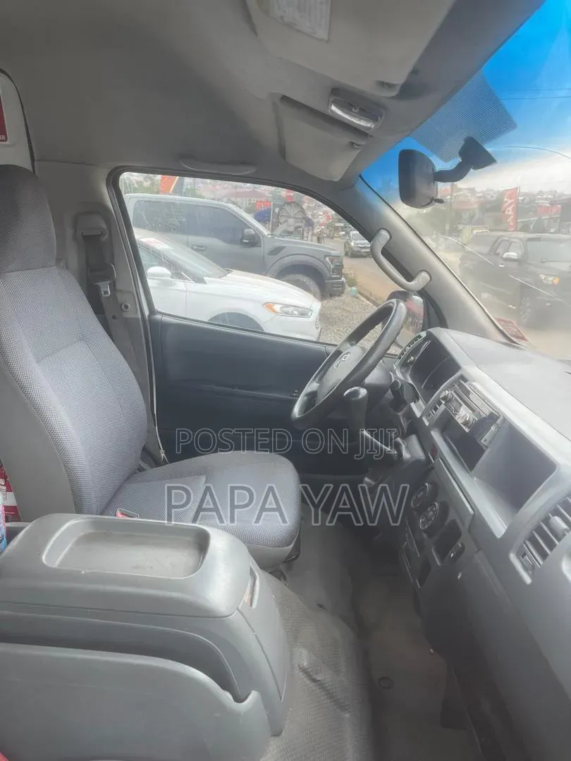 Toyota HiAce 2017 White
