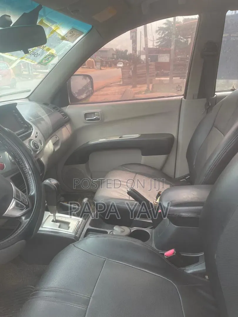 Mitsubishi L200 2013 Black