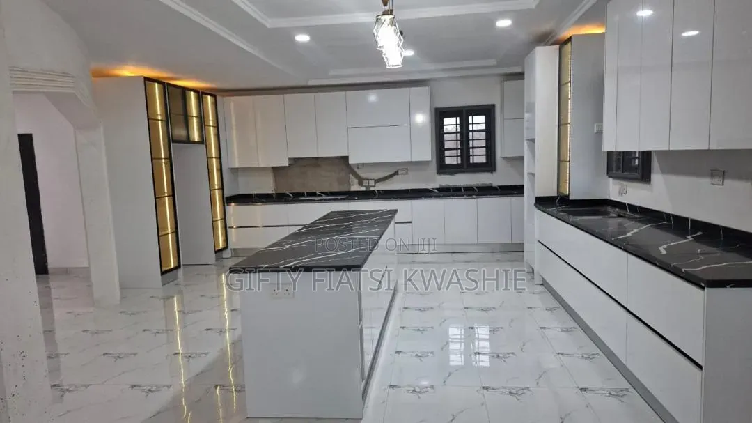 5bdrm Mansion in Apromase, Kumasi Metropolitan for sale
