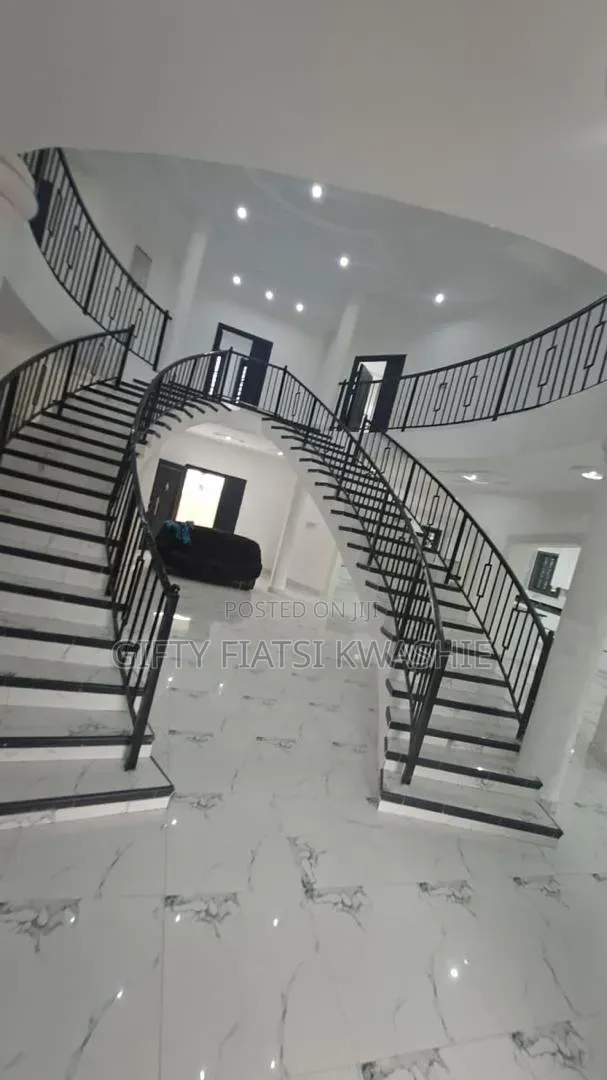 5bdrm Mansion in Apromase, Kumasi Metropolitan for sale