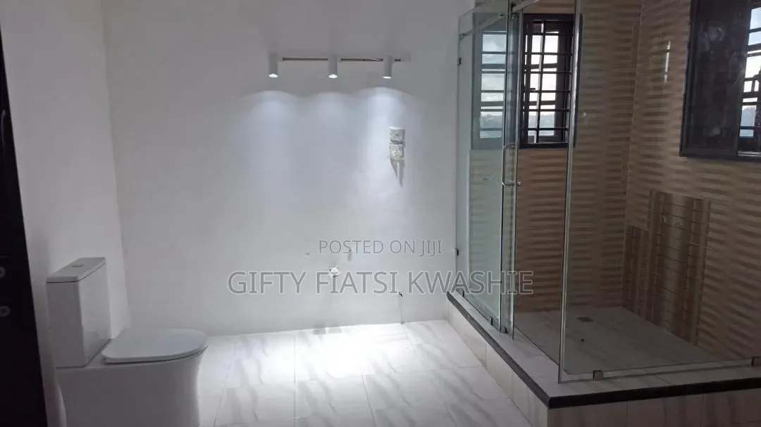 5bdrm Mansion in Apromase, Kumasi Metropolitan for sale