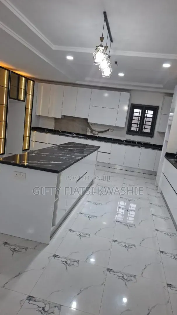 5bdrm Mansion in Apromase, Kumasi Metropolitan for sale