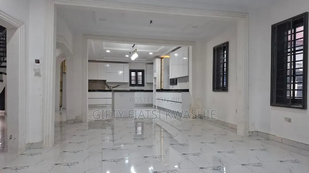 5bdrm Mansion in Apromase, Kumasi Metropolitan for sale