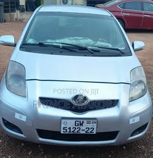 Toyota Vitz 2010 Silver