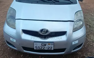 Toyota Vitz 2010 Silver