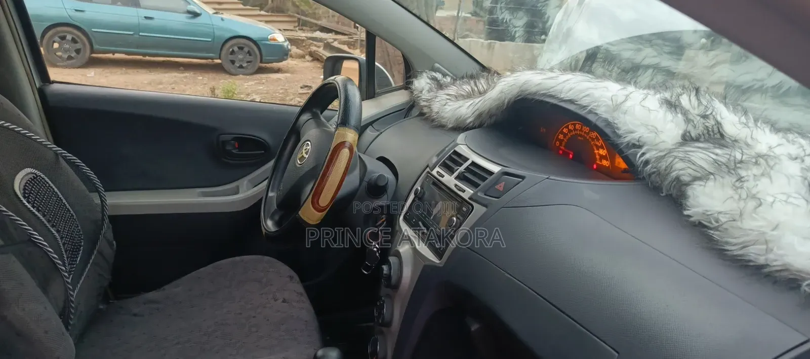 Toyota Vitz 2010 Silver