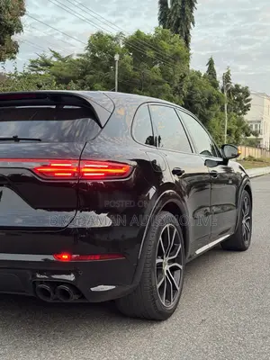 Porsche Cayenne GTS AWD 2023 Black