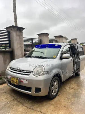 Toyota Sienta 2013 Silver