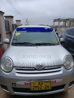 Toyota Sienta 2013 Silver