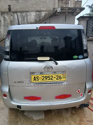 Toyota Sienta 2013 Silver