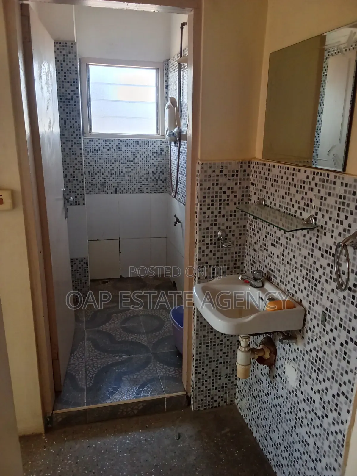 10bdrm House in Kaneshie, Accra Academy Area for sale