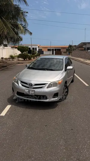 Toyota Corolla LE 4dr Sedan (1.8L 4cyl 4A) 2013 Silver