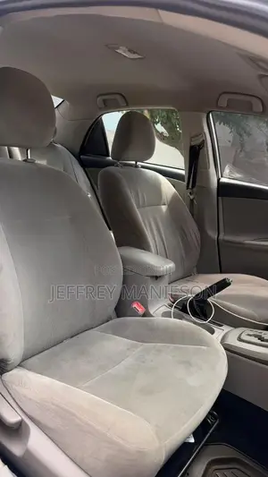 Toyota Corolla LE 4dr Sedan (1.8L 4cyl 4A) 2013 Silver