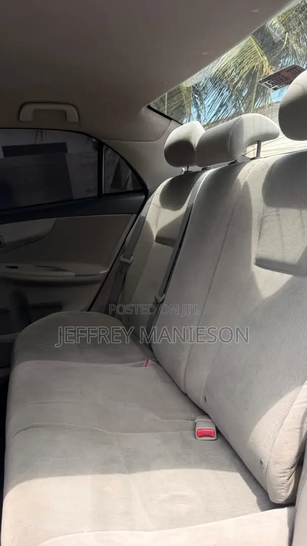 Toyota Corolla LE 4dr Sedan (1.8L 4cyl 4A) 2013 Silver
