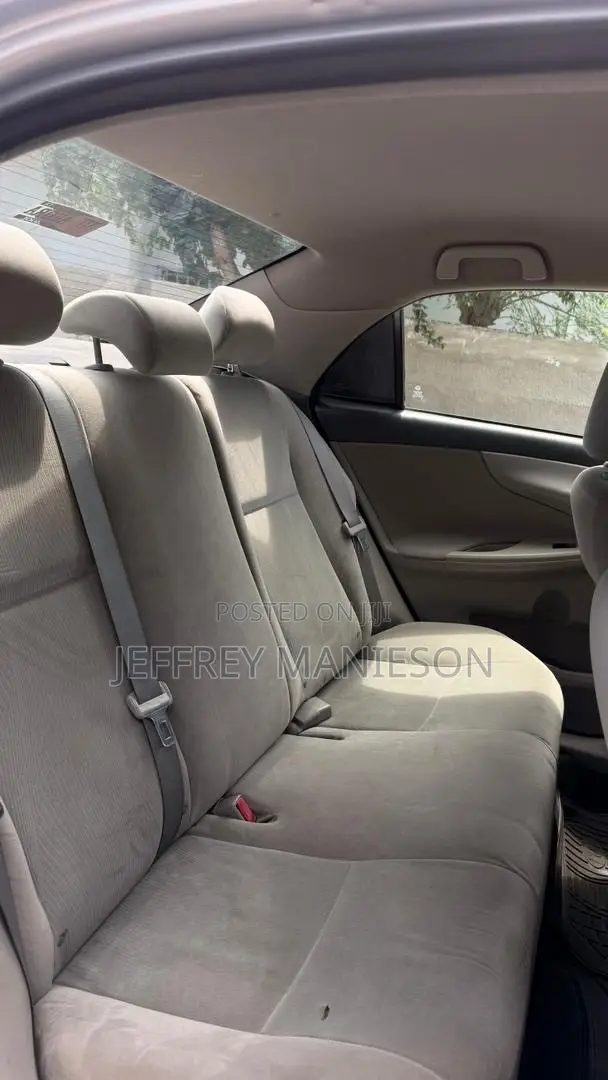 Toyota Corolla LE 4dr Sedan (1.8L 4cyl 4A) 2013 Silver