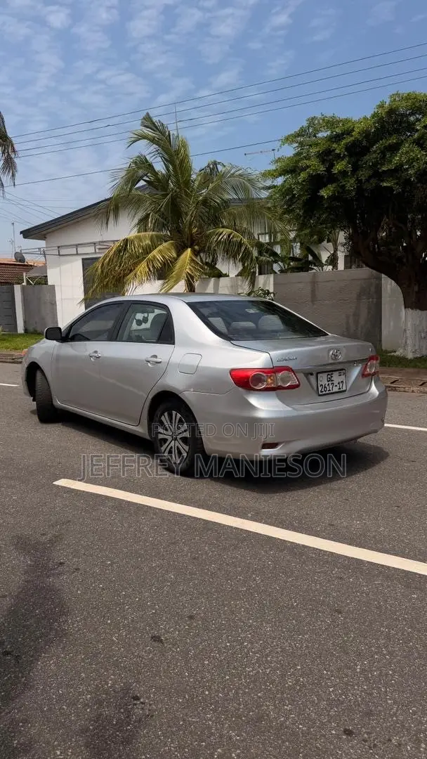 Toyota Corolla LE 4dr Sedan (1.8L 4cyl 4A) 2013 Silver