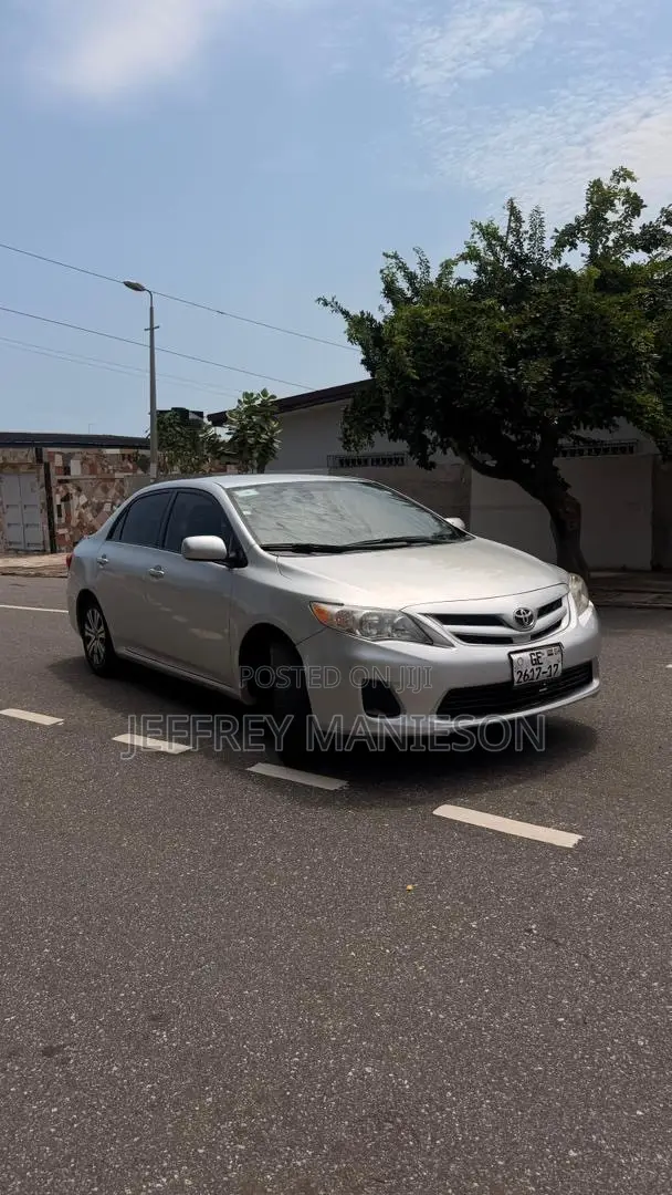 Toyota Corolla LE 4dr Sedan (1.8L 4cyl 4A) 2013 Silver